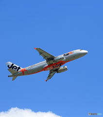 [青い空] Jetstar A320-232 JA01JJ飛び立ちです 
