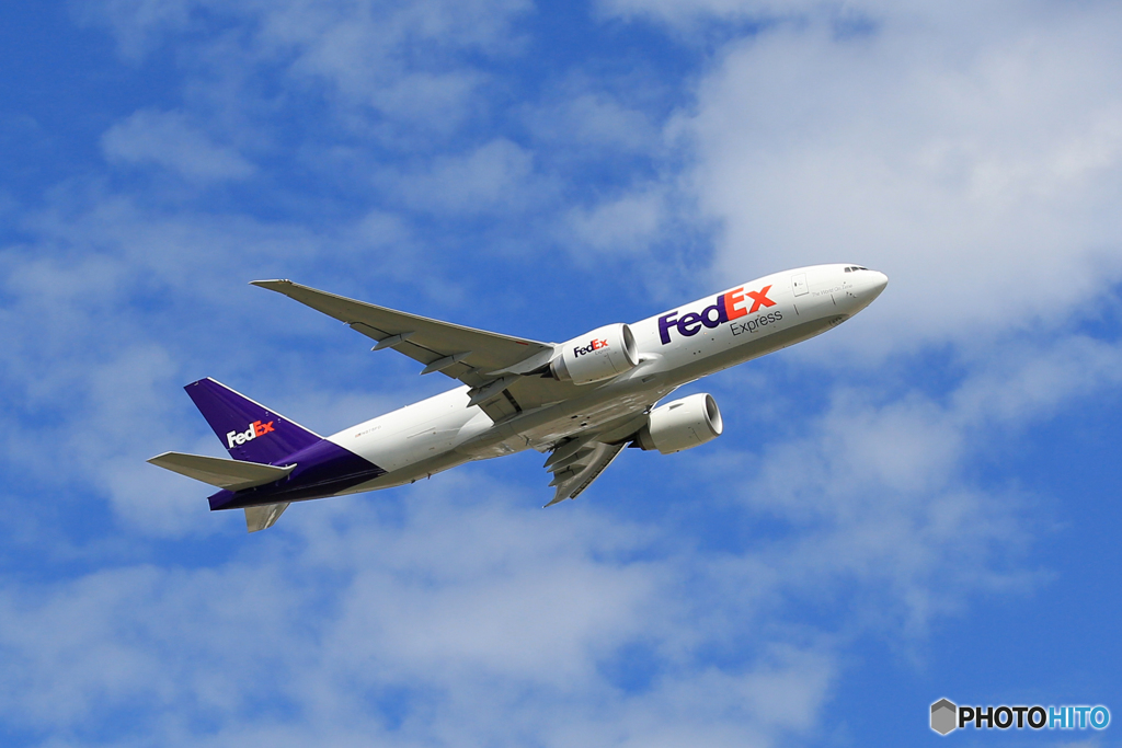 「良い空～」 FedEx 777-FS2 N878FD飛ぶ