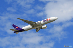「良い空～」 FedEx 777-FS2 N878FD飛ぶ