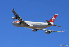 「青が大好き」 SWISS A340-313 HB-JMA離陸 