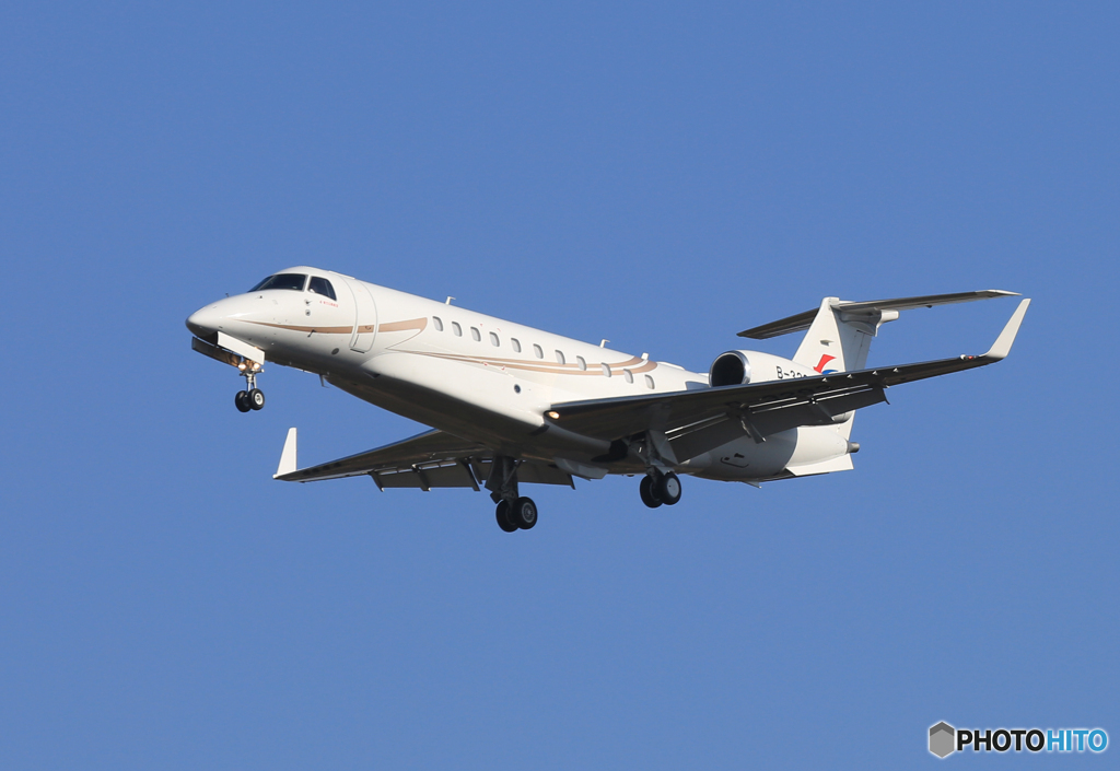 「晴れ」東方公務エンブラエルERJ-135 到着