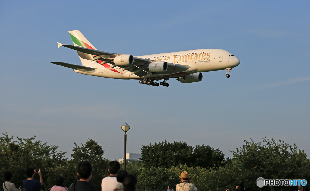 [青い空] エミレーツ航空 A380-861 A6-EEG 到着