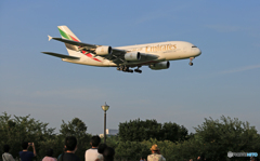 [青い空] エミレーツ航空 A380-861 A6-EEG 到着
