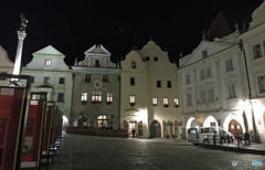 チェコ南部（８３７）夜のチェスキー・クルムロフ広場
