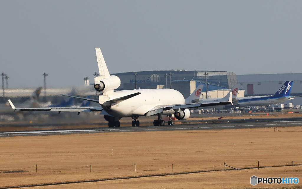 「青」 WGA ホワイト MD-11 N546JN Takeoff
