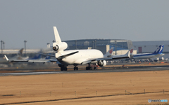 「青」 WGA ホワイト MD-11 N546JN Takeoff