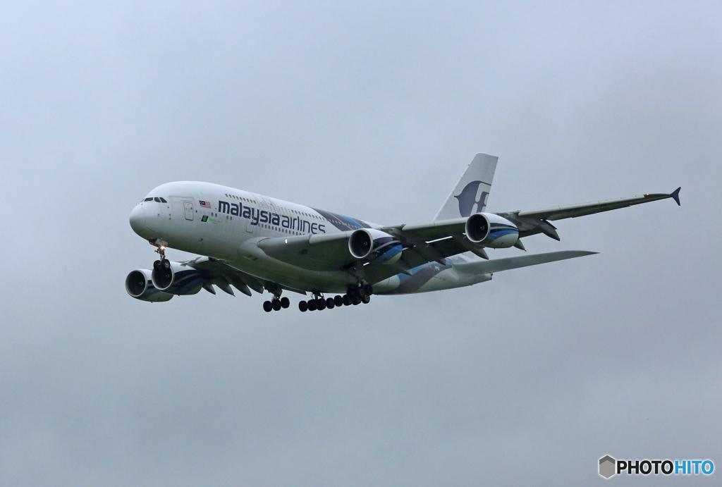 「曇り」 Malaysia A380-841 9M-MND 到着