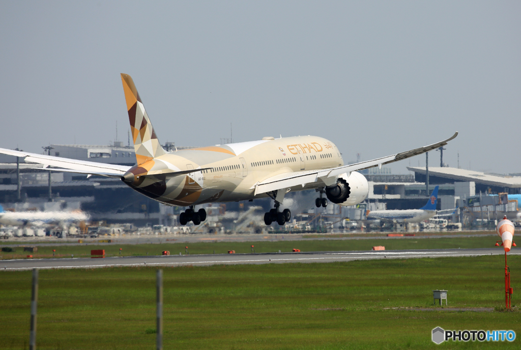 [青い空] ETIHAD 787-9  A6-BLC 着地前