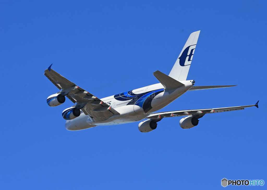 「真青の空」 Malaysia A380-841 9H-MNA飛ぶ