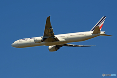 「スカイ」 Air France 777-328 F-GZNS 出発です