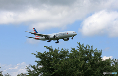 「青」 American 777-223 N758AN  Landing 