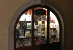 チェスキー・クルムロフ（３０５）ウインドー・shopping　