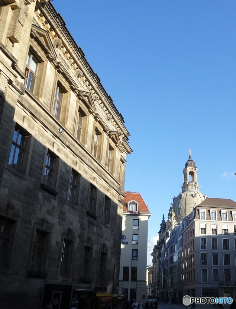 ドイツ（７１６）ドレスデン街並みと青い空　