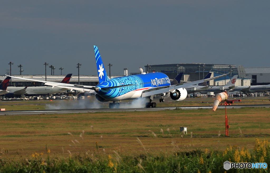 「SKY」Air Tahiti Nui 787-9 F-OVAA 到着