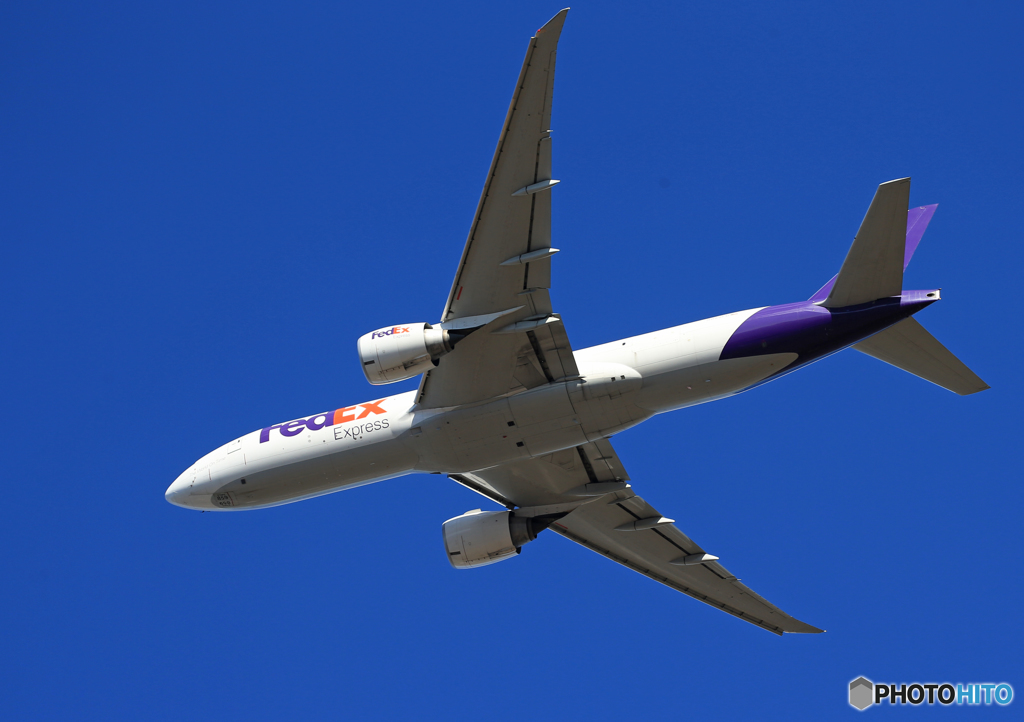 「真青の空」 FedEx 777-FS2 N859FD 飛ぶ