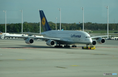 「青色」 旧塗装のLufthansaエアバス A380 見つけた!