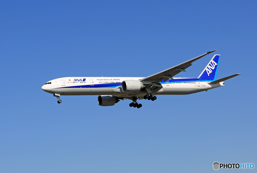 「青が好き」 ANA 777-381 JA779A 着陸します