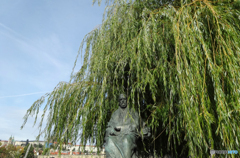 プラハ（５５６）カレル橋スメタナの銅像「我が祖国」良く見えない？