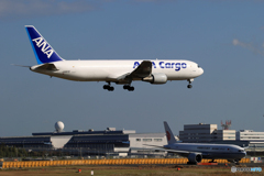 「スカイ」ANA cargo 767-381 JA8970 着陸