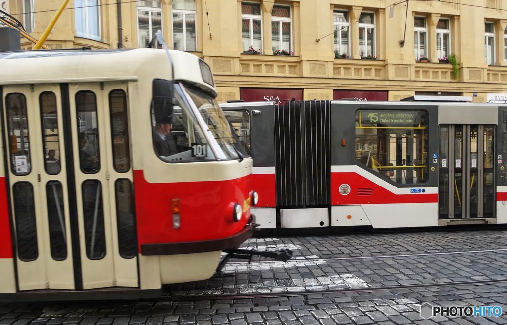 チェコ・プラハ（６５９）新旧トラムの交差・乗ってみたいな？