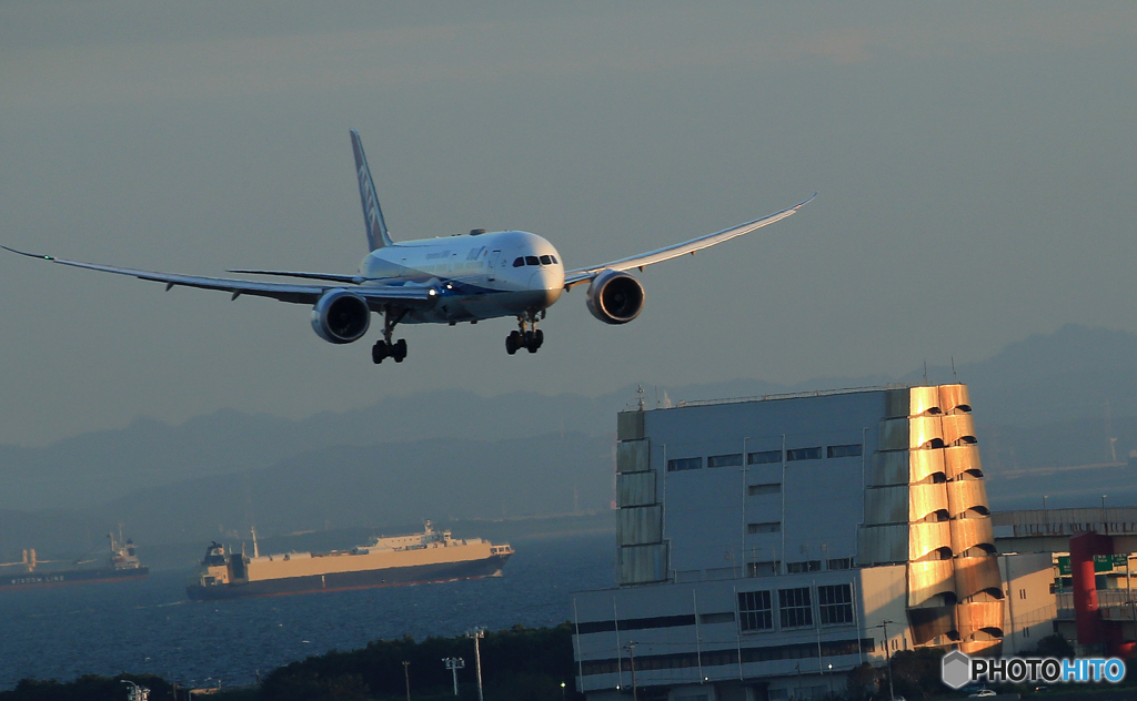 「青が好き」☮ 　羽田空港の夕景　☮