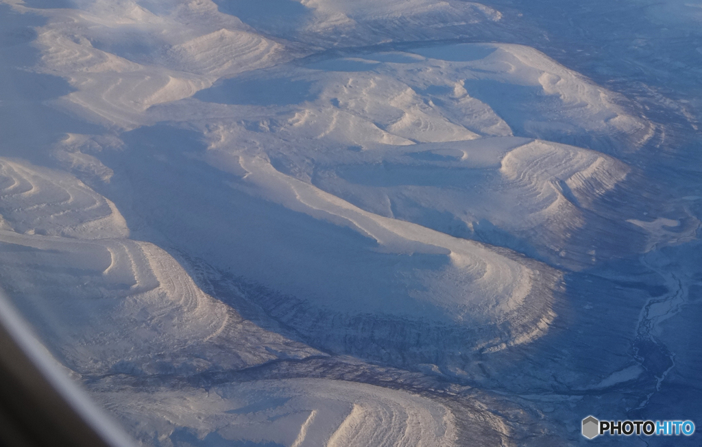 「良い雪山」(1093)  丸窓から流星群は見られず・雪山？