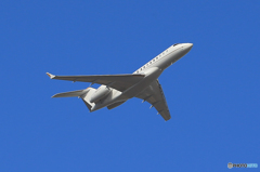 「真青の空」 Private Phenix Jet BD-700 飛ぶ
