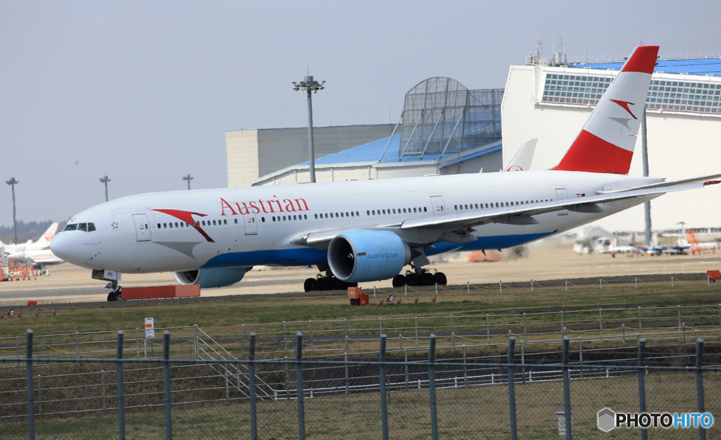 「真青の空」 Austrian 777-2Z9 OE-LPC 出発です 