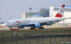 「真青の空」 Austrian 777-2Z9 OE-LPC 出発です 