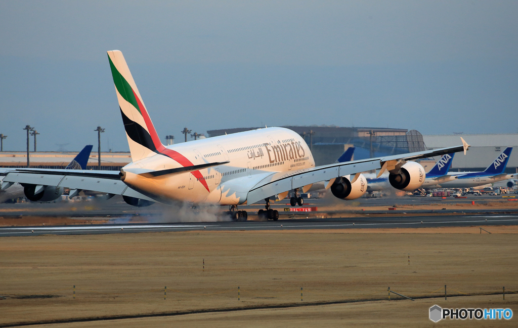 「晴れ」 エミレーツ航空 A380-861 到着
