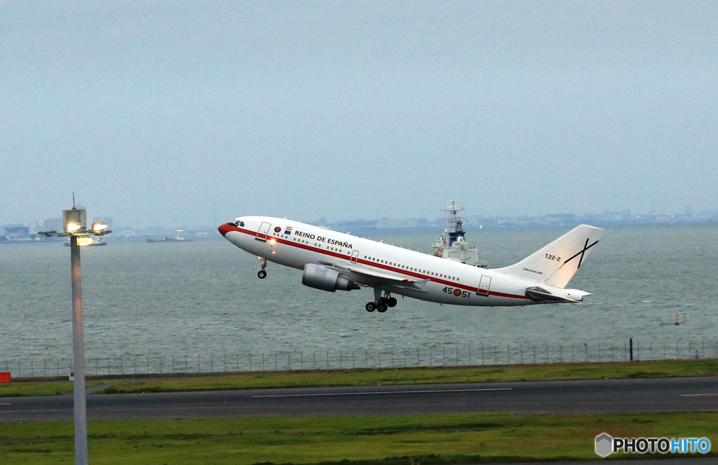 「雲」☮  スペイン空軍機　A３１０☮  離陸