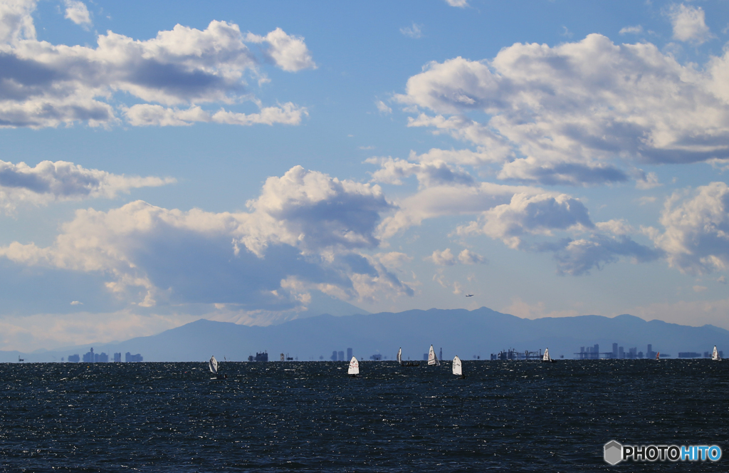 「Blue」東 京 湾 の 稜 線 と 浮 島