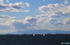 「Blue」東 京 湾 の 稜 線 と 浮 島
