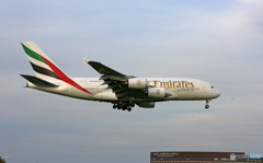 「スカイ」 Emirates A380-861 A6-EDE 到着です