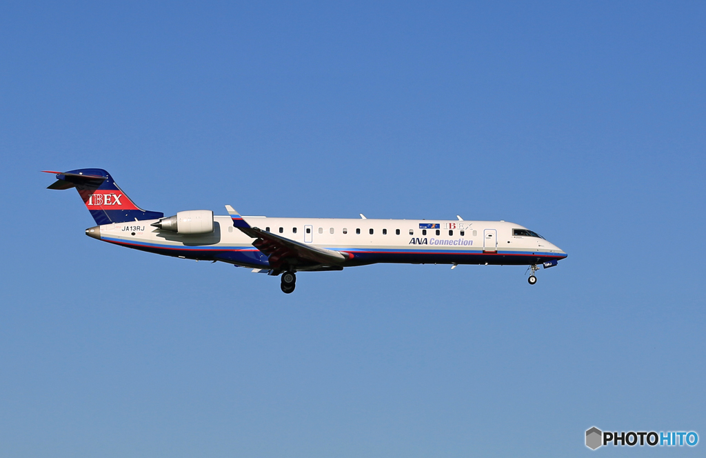 [青い空]IBEX ボンバルディアCRJ-702 JA13RJ着地前