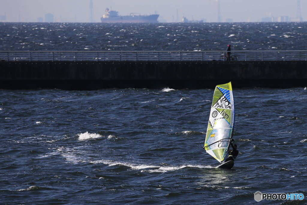 「SKY」大きなタンカーとウインドサーフィン