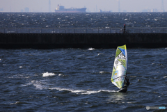 「SKY」大きなタンカーとウインドサーフィン