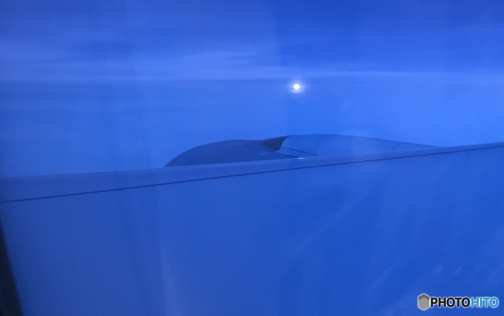 「青い空」（６３２）雲の上で初めてのお月見しました！
