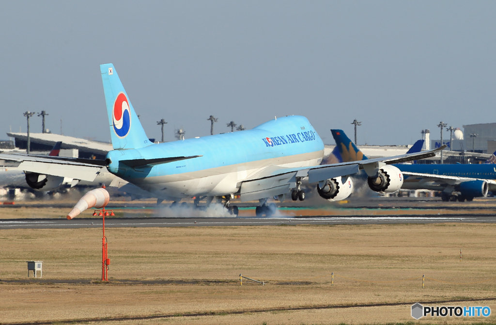 「青い日」 KOREAN 747-8 HL7617 Landing