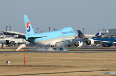 「青い日」 KOREAN 747-8 HL7617 Landing