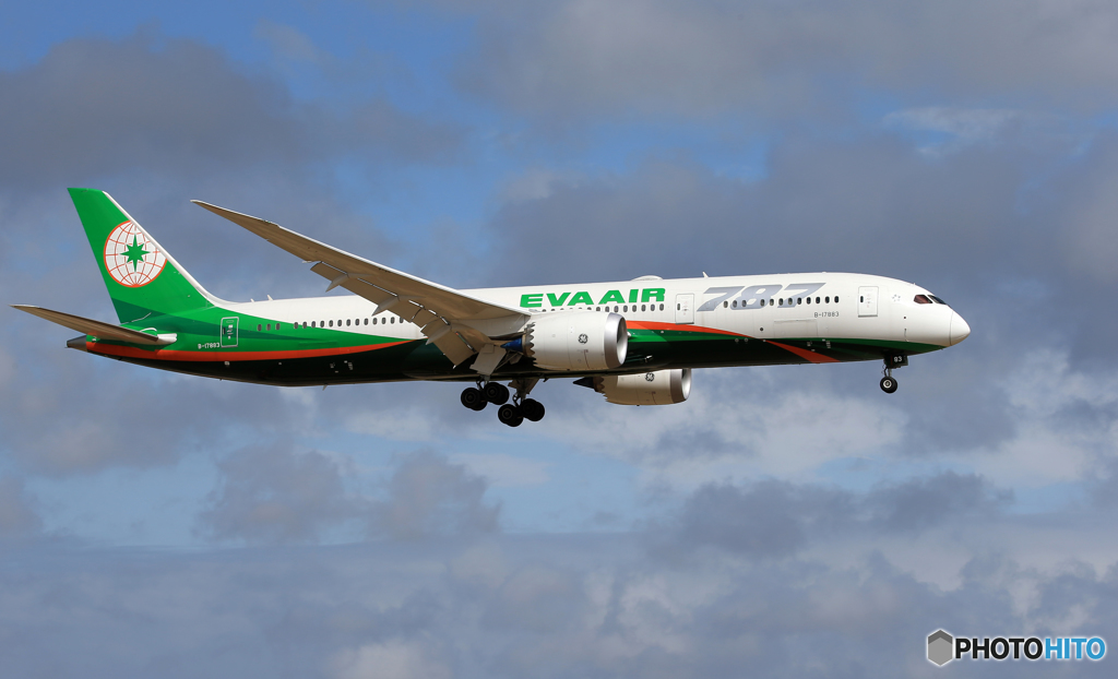 「雨～」 EVA 787-9 B-17883 Landing