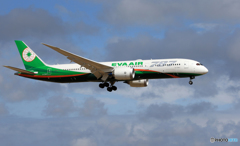 「雨～」 EVA 787-9 B-17883 Landing