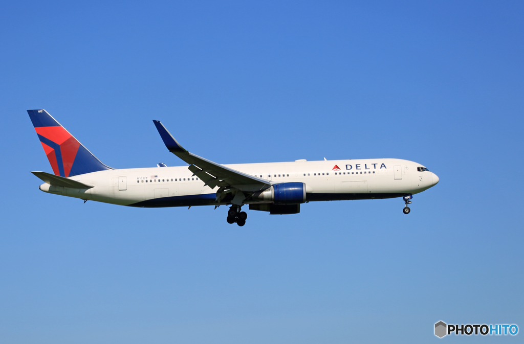 「青が大好き」 DELTA 767-332 N1612T 着陸します