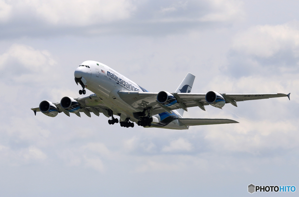 「青空」 Malaysia A380-841 9M-MNE 飛ぶ