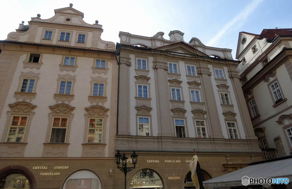 チェコ（９１８）プラハ・天文時計前の街並