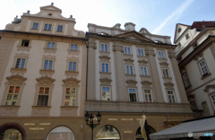 チェコ（９１８）プラハ・天文時計前の街並