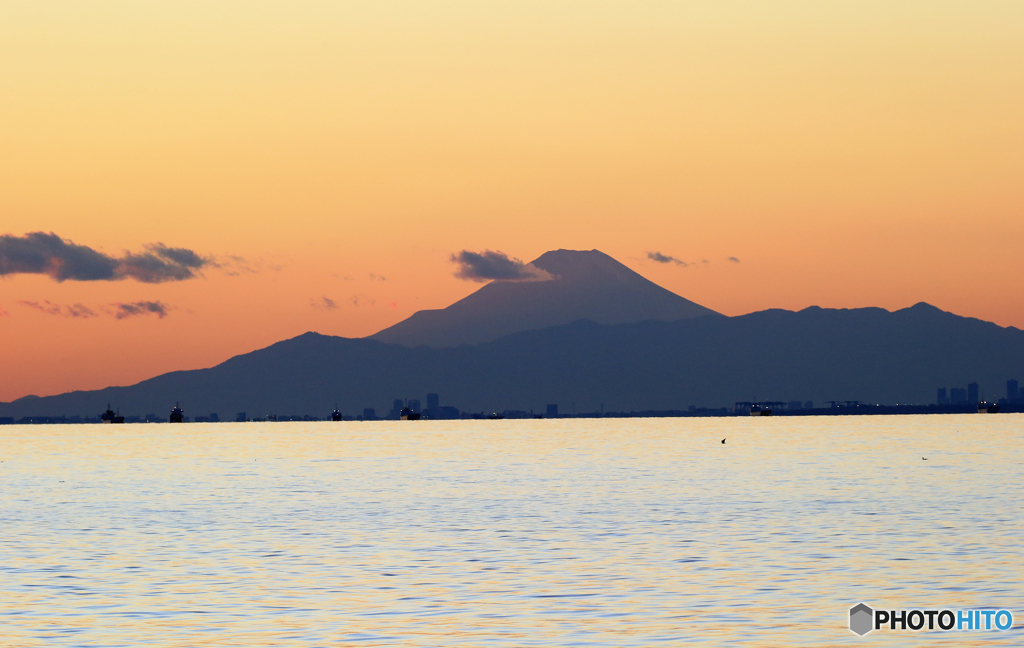 ☀「あおぞら」淡い色の富士山と東京湾