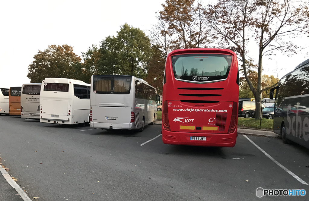ベルリン    (1090)　やはりベンツが多いツアーバス