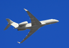 「青が好き」 Phenix Jet BD-700 N826ZF Takeoff