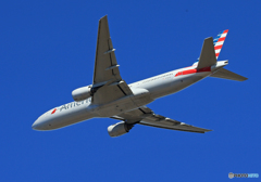 「真青の空」 American 777-200 N780AN 飛ぶ